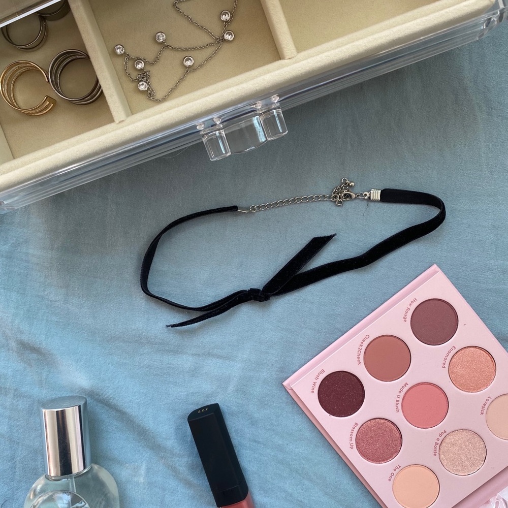 Knotted choker
